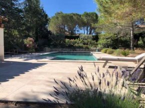 À pied centre village, studio cosy piscine